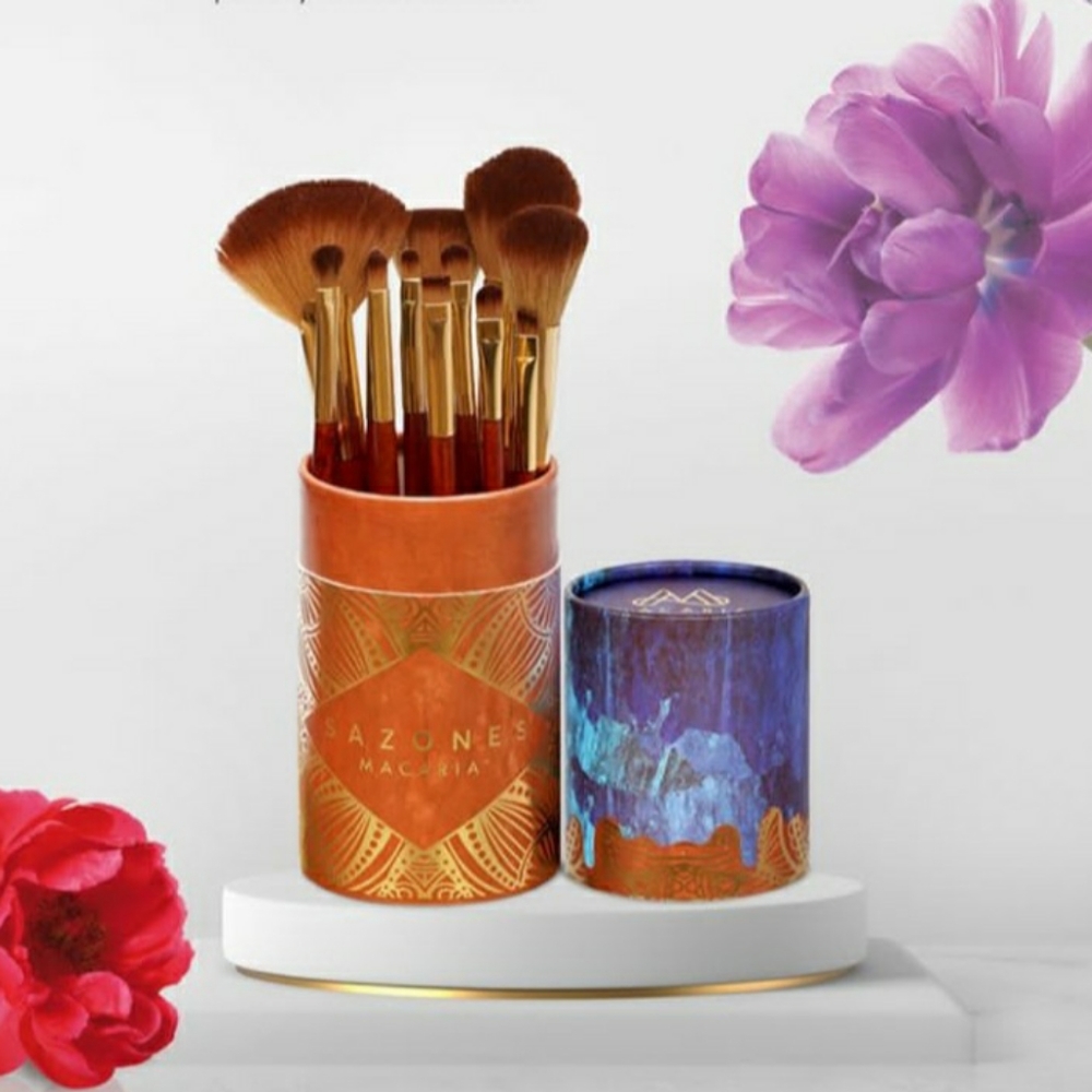 SET OF TWELVE BRUSHES FOR FACE AND EYES